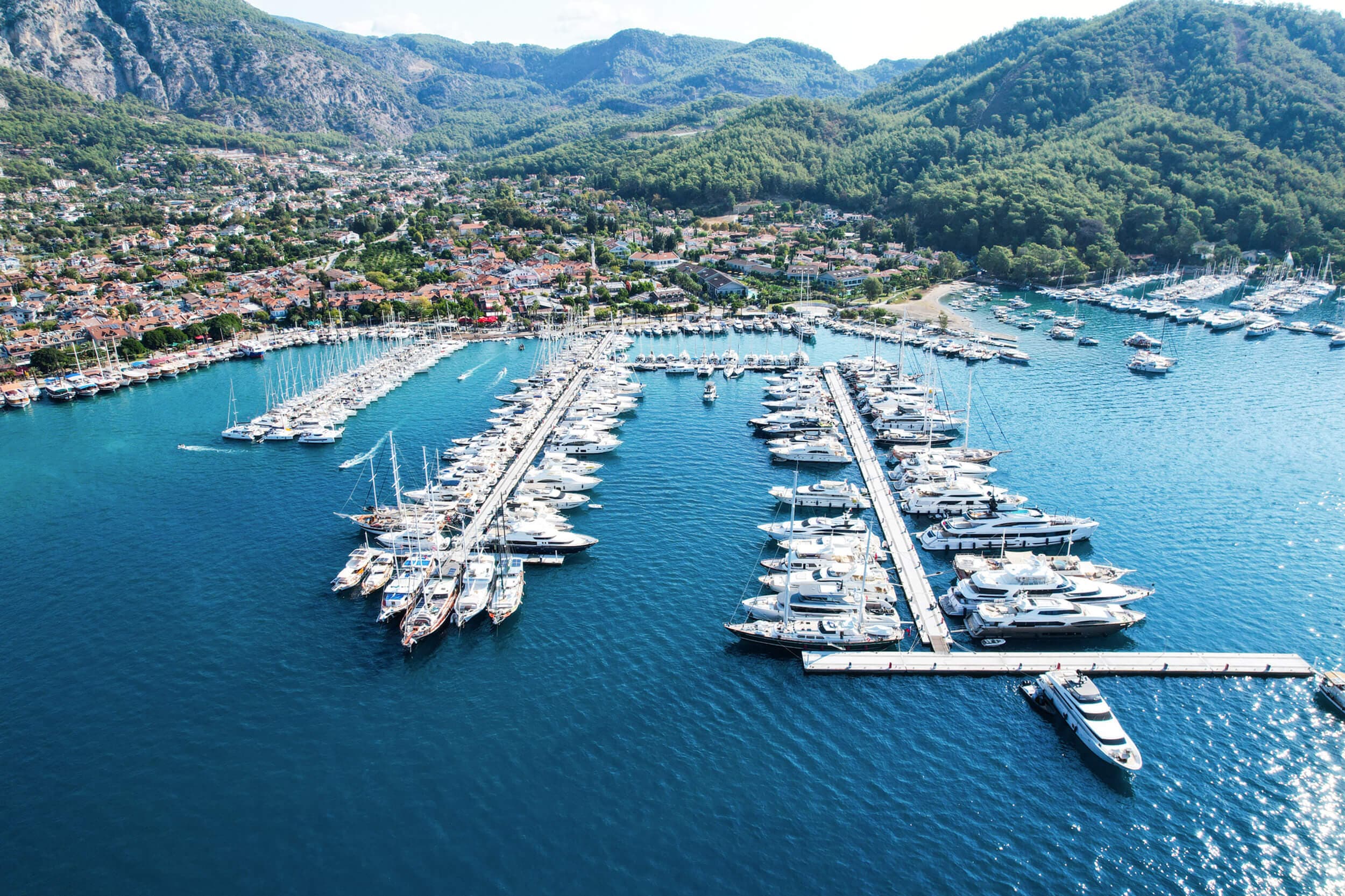 Göcek marina ve kıyı yaşamından görünüm